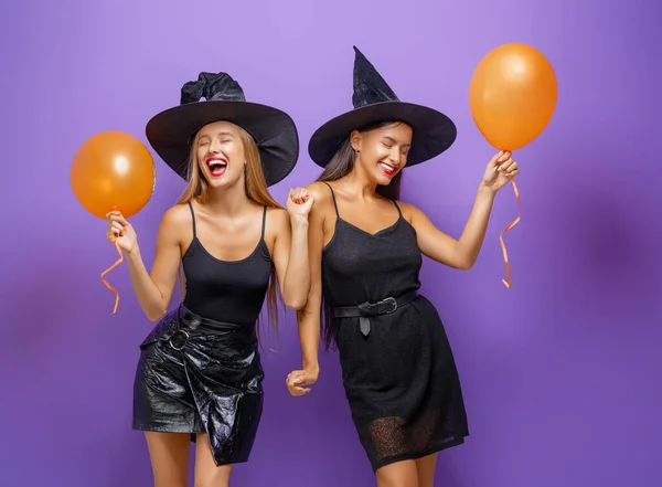 Šťastný Halloween Dvě Mladé Ženy Černé Čarodějnice Kostýmy Straně Fialové — Stock fotografie