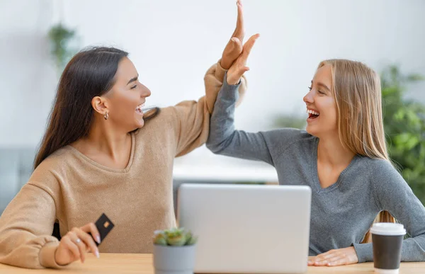 Två Glada Unga Kvinnor Gör Inköp Nätet Flickor Shoppar Hemma — Stockfoto