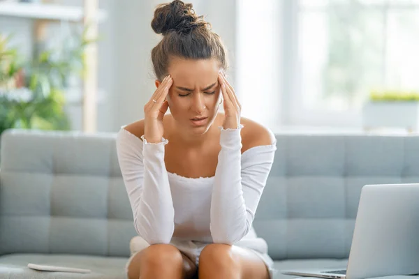 Joven Mujer Negocios Que Estudia Línea Viendo Webinar Podcast Ordenador — Foto de Stock