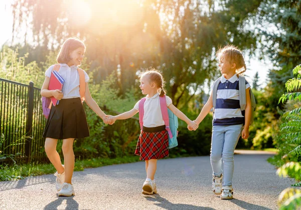 Elèves École Primaire Les Filles Avec Des Sacs Dos Extérieur — Photo