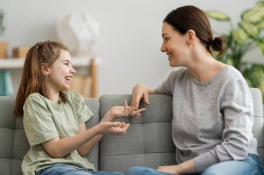 Mutlu bir gün! Anne ve kızı konuşuyor ve gülüyorlar. Aile tatili ve birliktelik. 