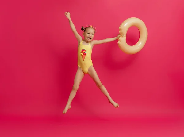 Glückliches Kind Badeanzug Mädchen Mit Schwimmring Donut Kind Auf Farbigem — Stockfoto