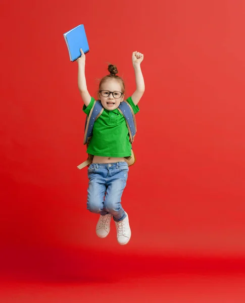 Vuelta Escuela Tiempo Feliz Lindo Niño Industrioso Sobre Fondo Pared —  Fotos de Stock