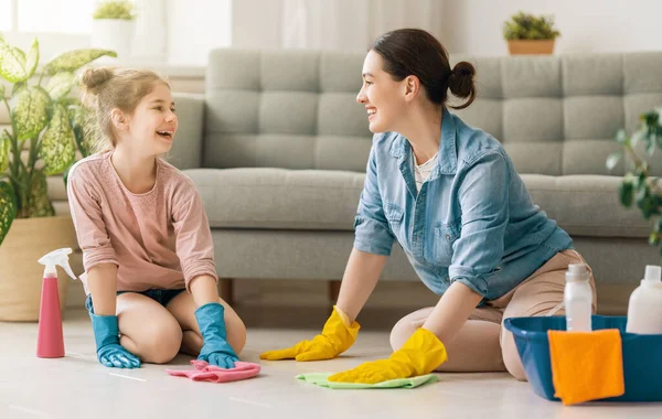 Gelukkig Gezin Thuis Moeder Dochter Doen Schoonmaak Huis Een Jonge — Stockfoto