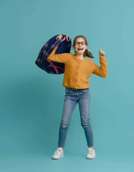 Vuelta Escuela Tiempo Feliz Lindo Niño Industrioso Sobre Fondo Pared — Foto de Stock