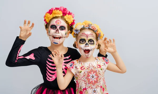 白い背景にポーズをとった花の花輪の愛らしいゾンビ ハロウィーンの創造的なメイクで幸せな子供たち メキシコの死者の日を祝う女の子 — ストック写真