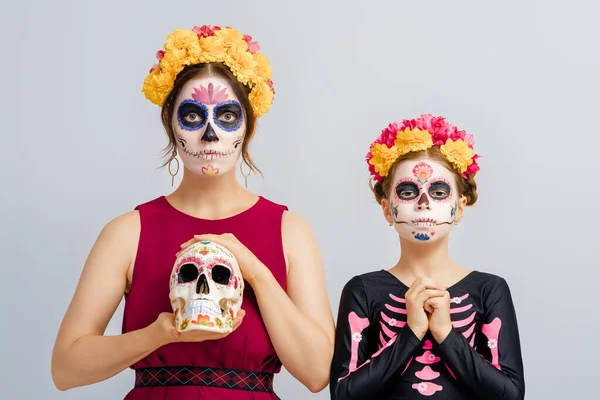 可敬的僵尸在黄色背景的花环上摆姿势 有万圣节创意化妆的快乐家庭 庆祝墨西哥死者日的女孩 — 图库照片