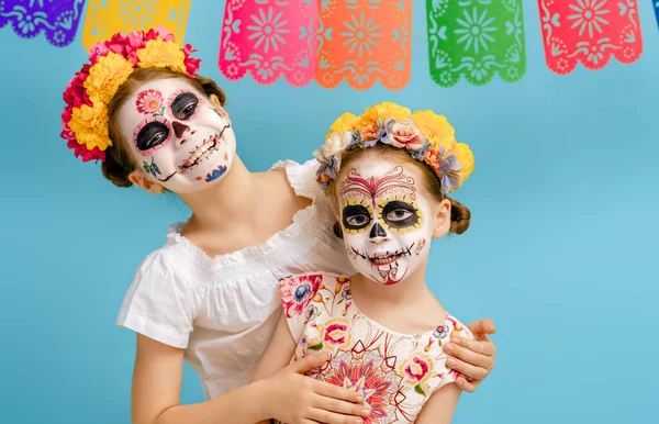 青い背景にポーズをとった花の花輪の愛らしいゾンビ ハロウィーンの創造的なメイクで幸せな子供たち メキシコの死者の日を祝う女の子 — ストック写真