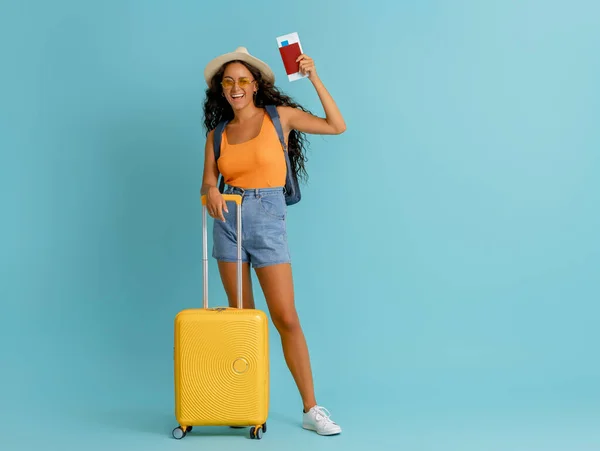 冒険に行く 幸せな女性が旅行に行く スーツケースを背景にカラーの若い人 — ストック写真