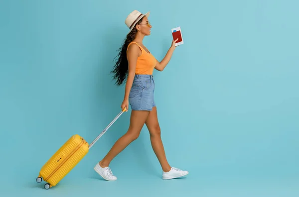 Uma Aventura Uma Mulher Feliz Viajar Jovem Com Mala Fundo — Fotografia de Stock