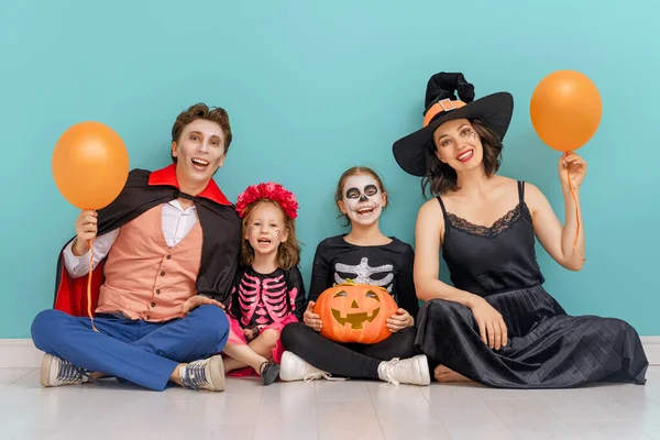 Matka Otec Jejich Děti Baví Večírku Šťastná Rodina Slaví Halloween — Stock fotografie