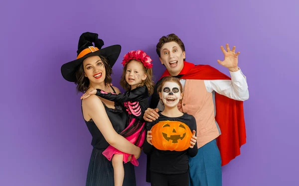 Mãe Pai Filhos Divertirem Festa Família Feliz Celebrando Halloween Pessoas — Fotografia de Stock