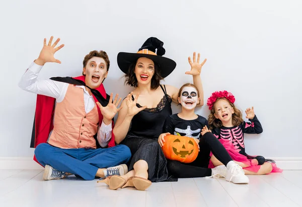 Мама Папа Дети Веселятся Вечеринке Счастливая Семья Празднует Хэллоуин Люди — стоковое фото