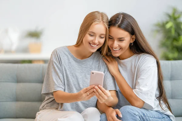 Young Women Using Phone Funny Girls Having Fun Staying Home — Stock Photo, Image