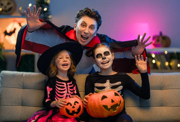 Отец Дети Веселятся Дома Счастливая Семья Празднует Хэллоуин Люди Карнавальных — стоковое фото