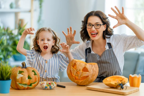 Šťastná Rodina Připravuje Halloween Matka Dítě Vyřezávají Dýně Doma — Stock fotografie