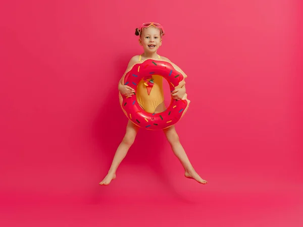 Glückliches Kind Badeanzug Mädchen Mit Schwimmring Donut Kind Auf Farbigem — Stockfoto