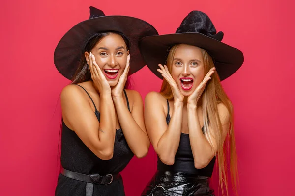 Fijne Halloween Twee Jonge Vrouwen Zwarte Heks Kostuums Partij Rode — Stockfoto