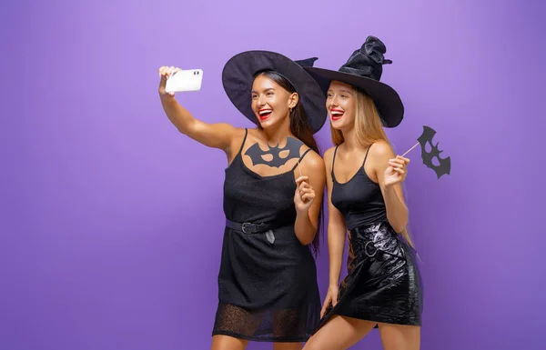 Feliz Halloween Dos Mujeres Jóvenes Trajes Bruja Negra Tomando Selfie —  Fotos de Stock