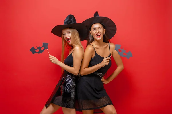 Frohes Halloween Zwei Junge Frauen Schwarzen Hexenkostümen Auf Party Auf — Stockfoto
