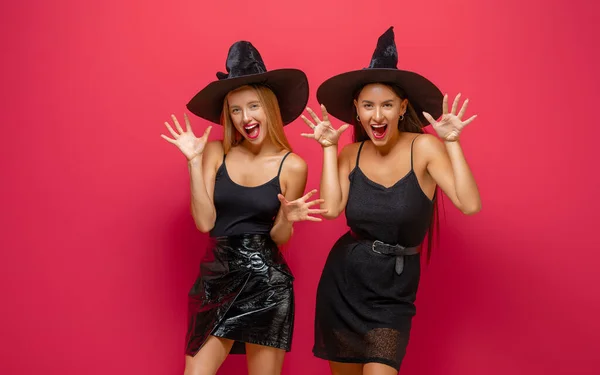 Šťastný Halloween Dvě Mladé Ženy Černé Čarodějnice Kostýmy Party Červeném — Stock fotografie