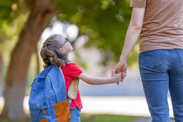 Ouder Leerling Van Lagere School Gaan Hand Hand Vrouw Meisje — Stockfoto