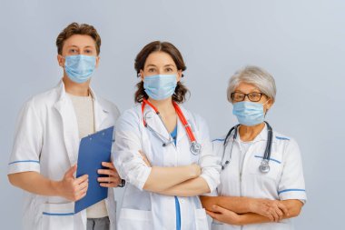 Coronavirus ve grip salgını sırasında maske takan bir grup doktor. Virüs ve hastalık koruması, ev karantinası. COVID-2019  