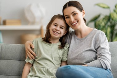 Anneler Günün kutlu olsun! Anne ve kızları oynuyorlar, gülüyorlar ve sarılıyorlar. Aile tatili ve birliktelik.  