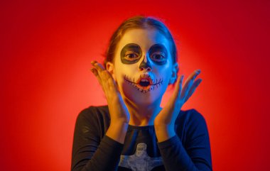 Mutlu Cadılar Bayramı! Partide küçük şirin iskelet rengarenk ışıkta.