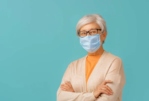 在大肠病毒和流感爆发时戴着面罩的老年妇女 病毒和疾病防护 家庭隔离 Covid 2019 戴上或摘下口罩 — 图库照片