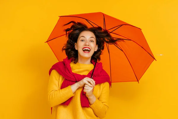 Feliz Mujer Joven Emocional Con Paraguas Naranja Riendo Sobre Color — Foto de Stock