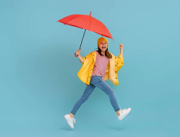 Criança Emocional Feliz Rindo Pulando Criança Com Guarda Chuva Vermelho — Fotografia de Stock