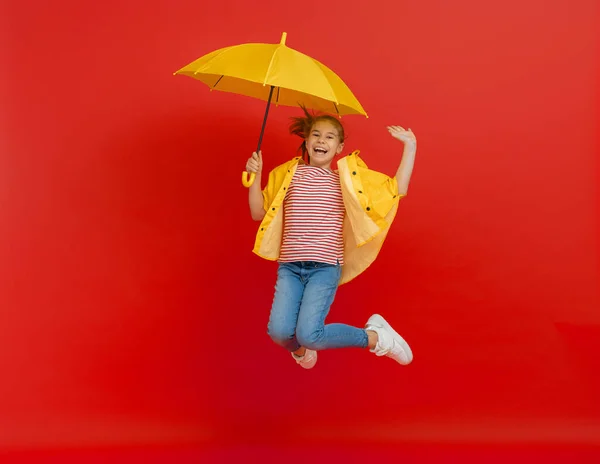 Glückliches Emotionales Kind Lachend Und Springend Kind Mit Gelbem Regenschirm — Stockfoto