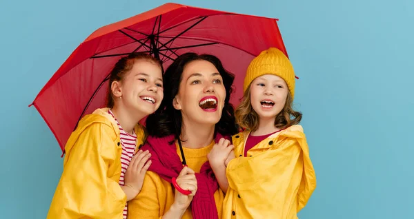 Boldog Érzelmi Gyerekek Anyjuk Nevetnek Ölelkeznek Család Piros Esernyő Színes — Stock Fotó