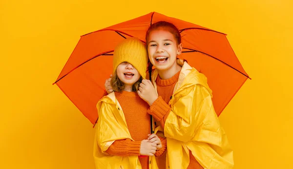 Niños Emocionales Felices Riéndose Abrazándose Niños Con Paraguas Naranja Sobre —  Fotos de Stock