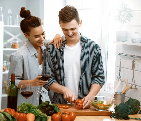 Comida Saudável Casa Feliz Casal Amoroso Está Preparando Refeição Adequada — Fotografia de Stock