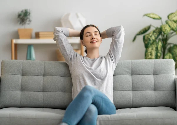 Porträt Einer Schönen Frau Die Hause Auf Dem Sofa Ruht — Stockfoto