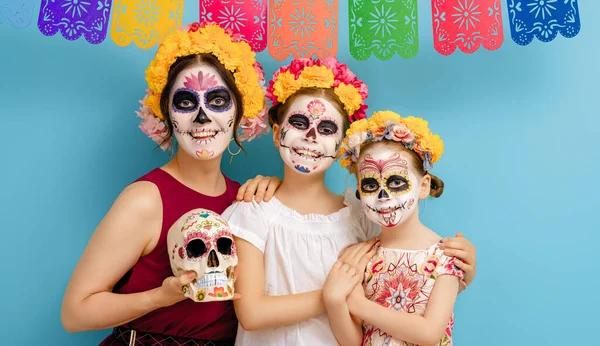 Adorables Zombies Guirnaldas Flores Posando Sobre Fondo Azul Familia Feliz — Foto de Stock