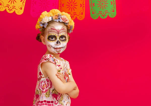 赤い背景にポーズをとった花の花輪の愛らしいゾンビ ハロウィーンの創造的なメイクで幸せな子供 メキシコの死者の日を祝う女の子 — ストック写真