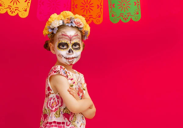 Adorável Zumbi Coroa Flores Posando Fundo Vermelho Criança Feliz Com — Fotografia de Stock