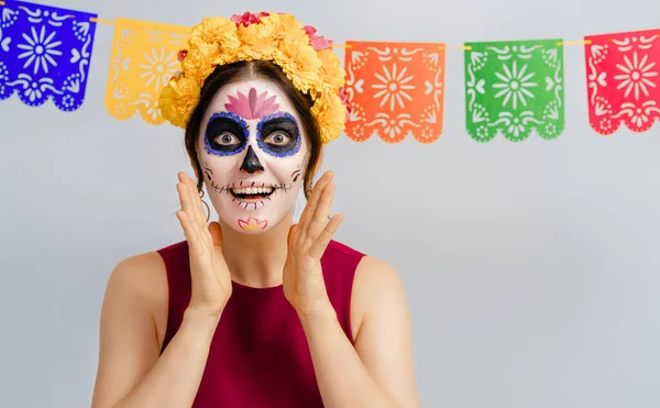 Adorable Zombi Corona Flores Posando Sobre Fondo Blanco Mujer Feliz — Foto de Stock