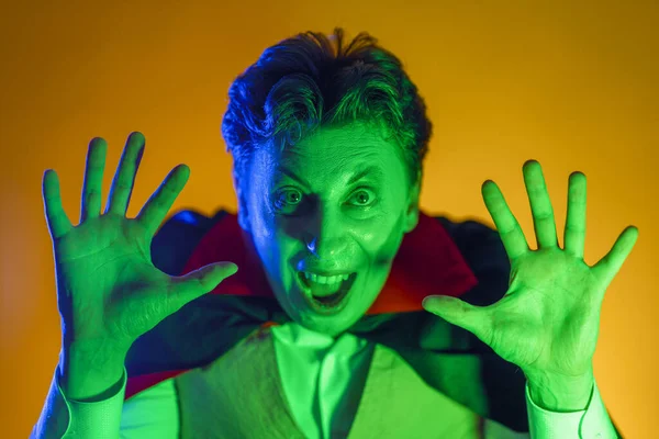 Grattis Halloween Ung Man Dracula Kostym Fest Färg Belysning — Stockfoto