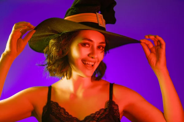 Fijne Halloween Jonge Vrouw Zwart Heks Kostuum Partij Kleur Verlichting — Stockfoto