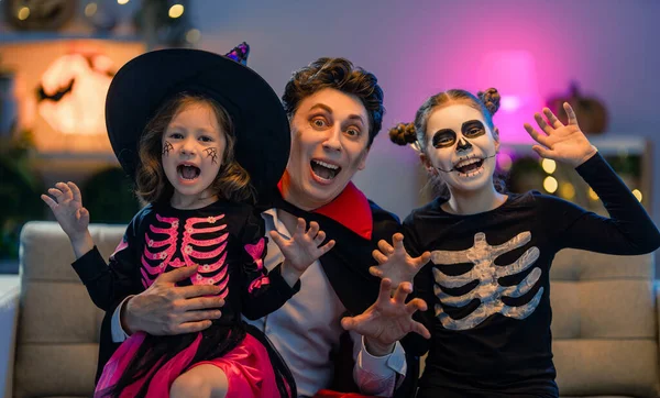 Padre Hijos Divirtiéndose Casa Feliz Familia Celebrando Halloween Personas Que — Foto de Stock