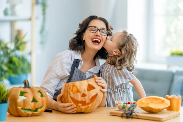 Familia Feliz Preparándose Para Halloween Madre Hijo Tallando Calabazas Casa — Foto de Stock