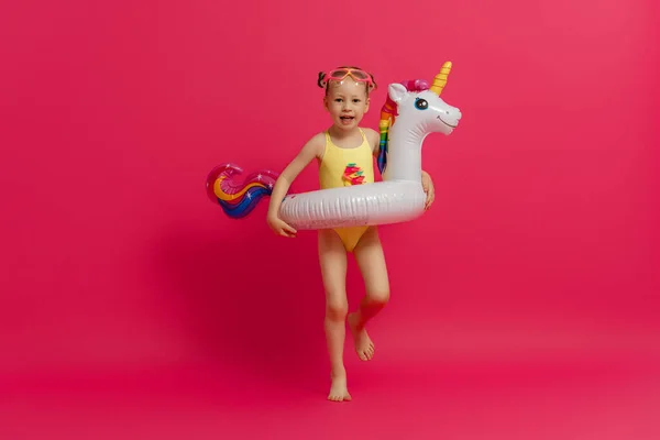 Niño Feliz Con Traje Baño Chica Con Anillo Natación Flamenco — Foto de Stock