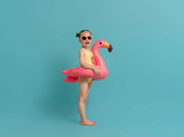 Glückliches Kind Badeanzug Mädchen Mit Schwimmring Flamingo Kind Auf Farbigem — Stockfoto