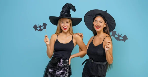 Šťastný Halloween Dvě Mladé Ženy Černé Čarodějnice Kostýmy Party Pozadí — Stock fotografie