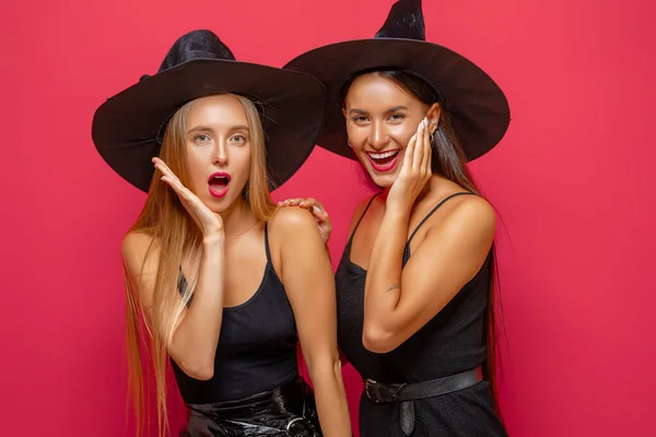 Feliz Halloween Dos Mujeres Jóvenes Trajes Bruja Negra Fiesta Sobre — Foto de Stock