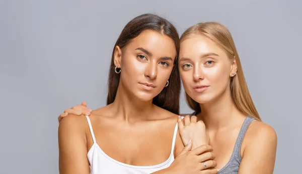 Portrait Two Young Women Standing Together Hugging — Stock Photo, Image